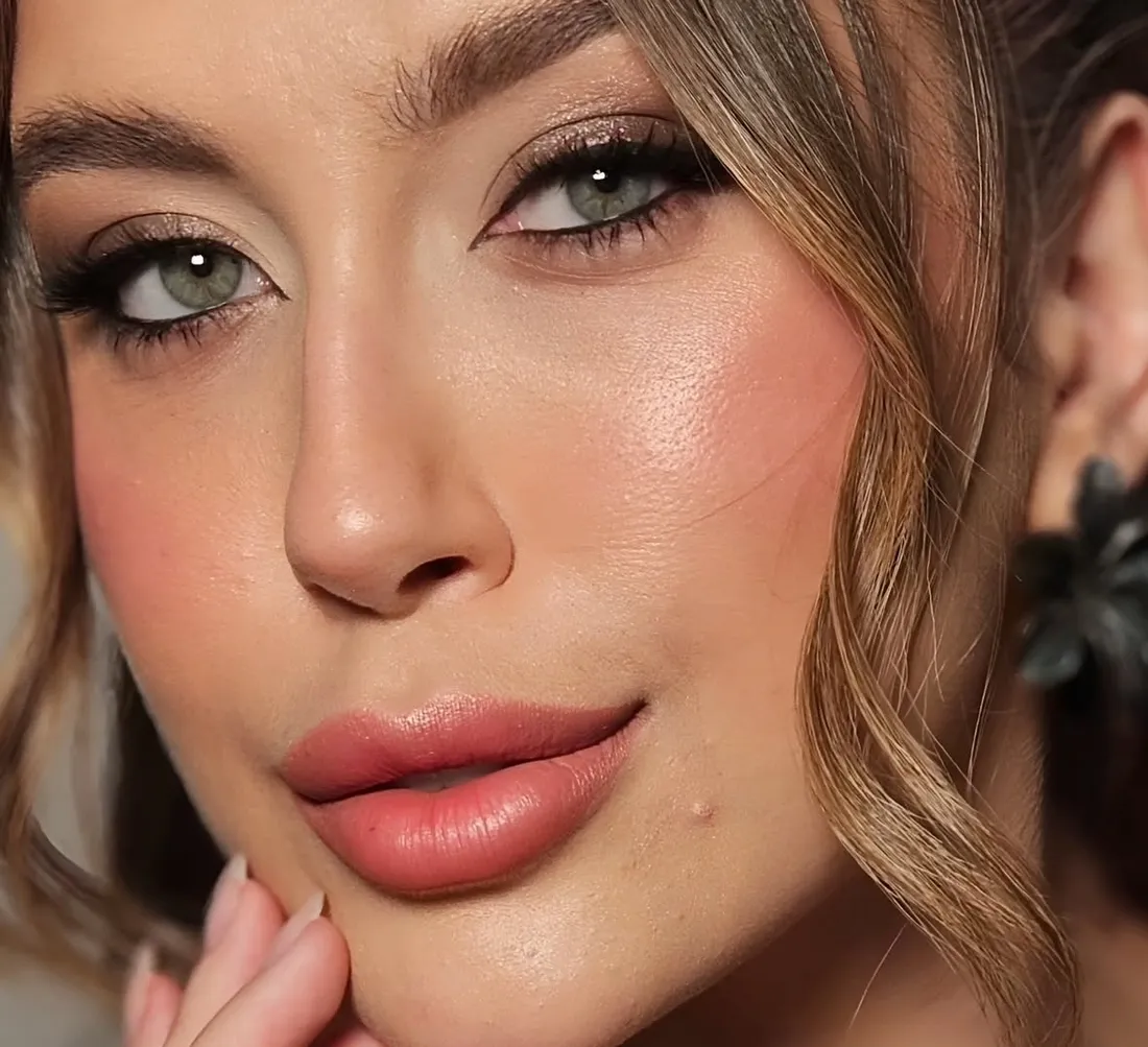 Close de maquiagem com pele iluminada e blush marcado